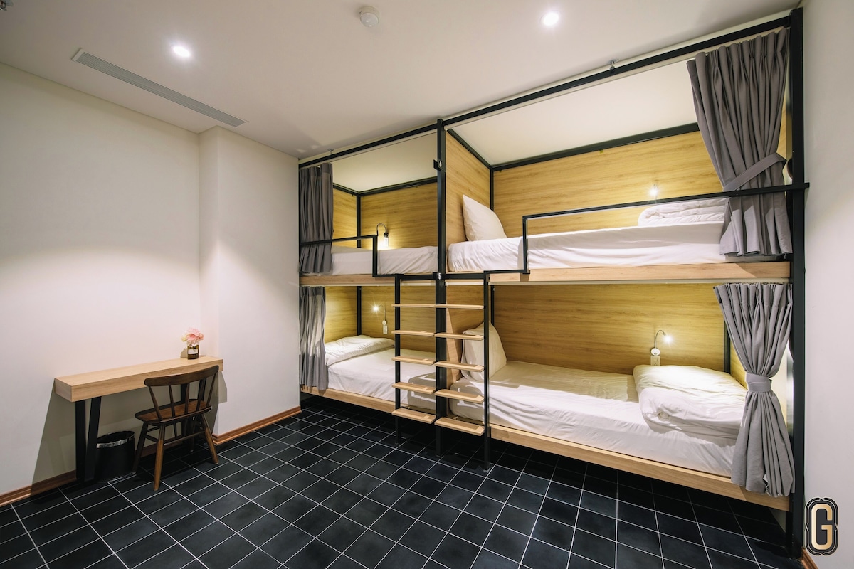 6-Bed Mixed Dormitory Room | Brankas, meja kerja, kedap suara, dan Wi-Fi gratis