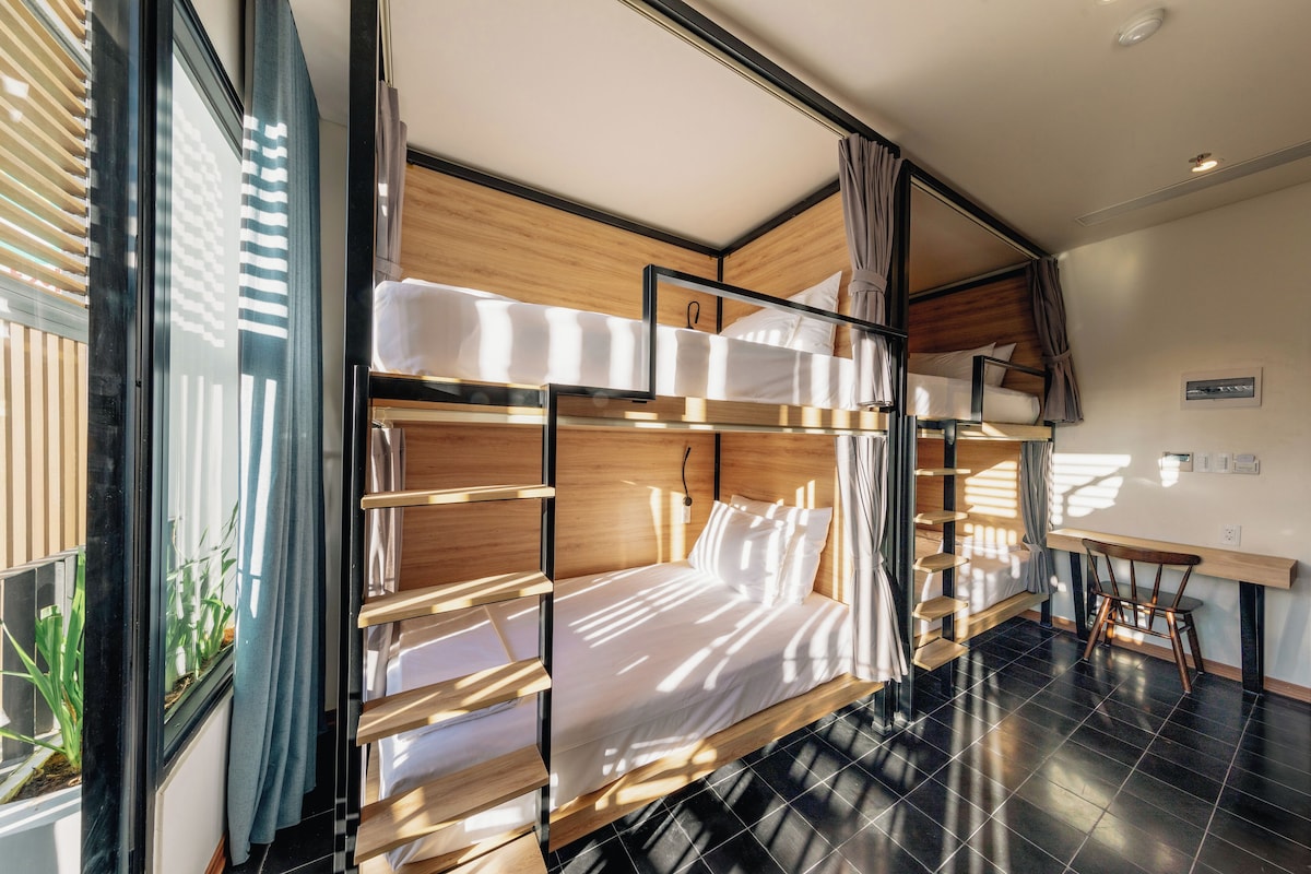 4-Bed Mixed Dormitory Room | Brankas, meja kerja, kedap suara, dan Wi-Fi gratis