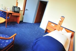1 bedroom, desk, travel crib, WiFi - Single room 01 - Hotel Goldene Krone. (Clausthal-Zellerfeld)