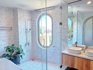 패밀리 쿼드룸, 더블침대 2개, 금연, 욕조 | 욕실 | 샤워 시설, 수중안마 샤워기, 고급 세면용품, 헤어드라이어
