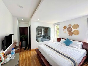 Minibar, bureau, rideaux occultants, fer et planche à repasser