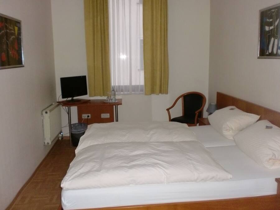 Basic Room | In-room safe, desk, blackout drapes, soundproofing