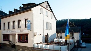 A building with a sign reading "Hotel Tenocheo Haus." - Hotel Deutsches Haus (Kaub)