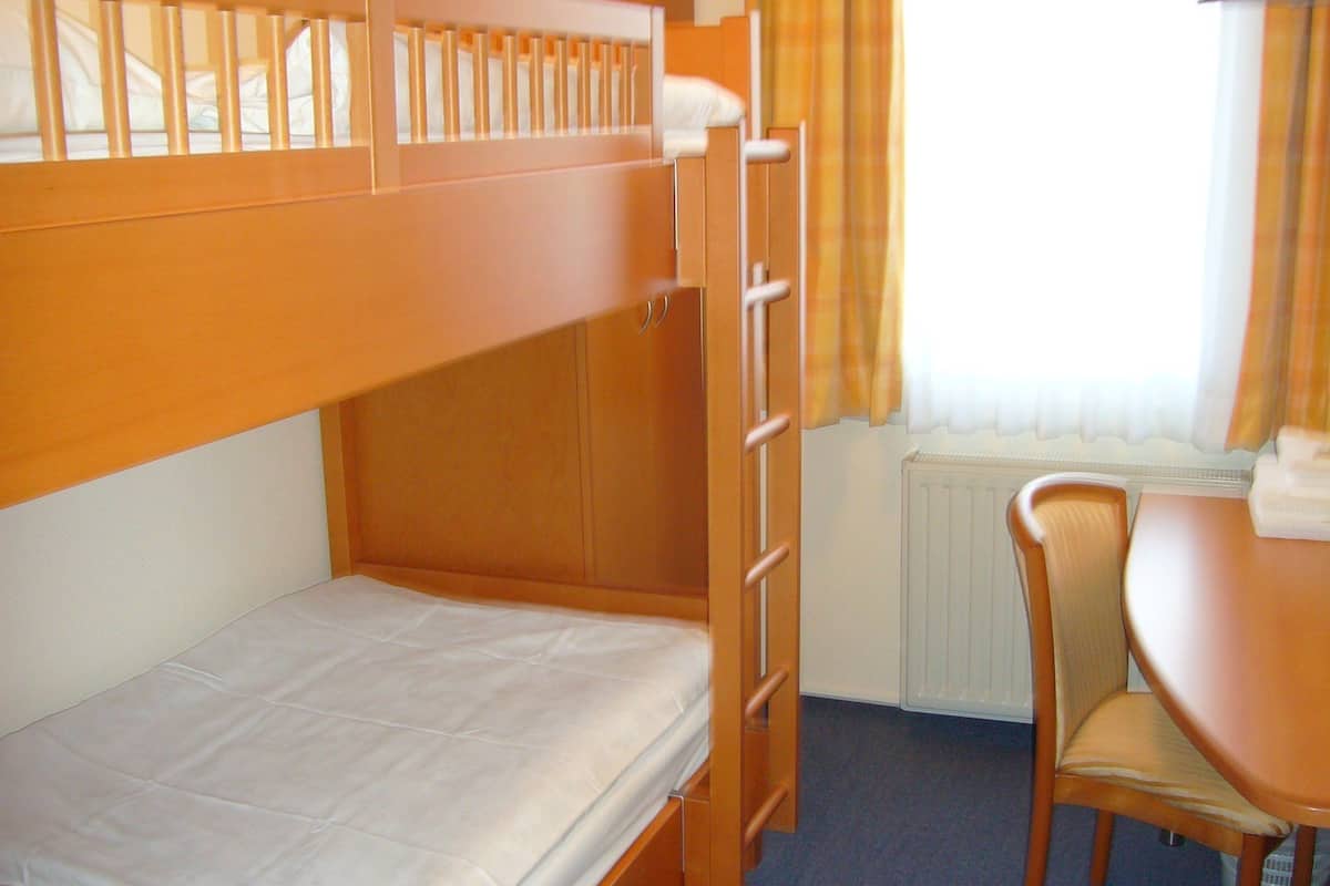Habitación básica | Caja de seguridad en la habitación, escritorio y cortinas blackout
