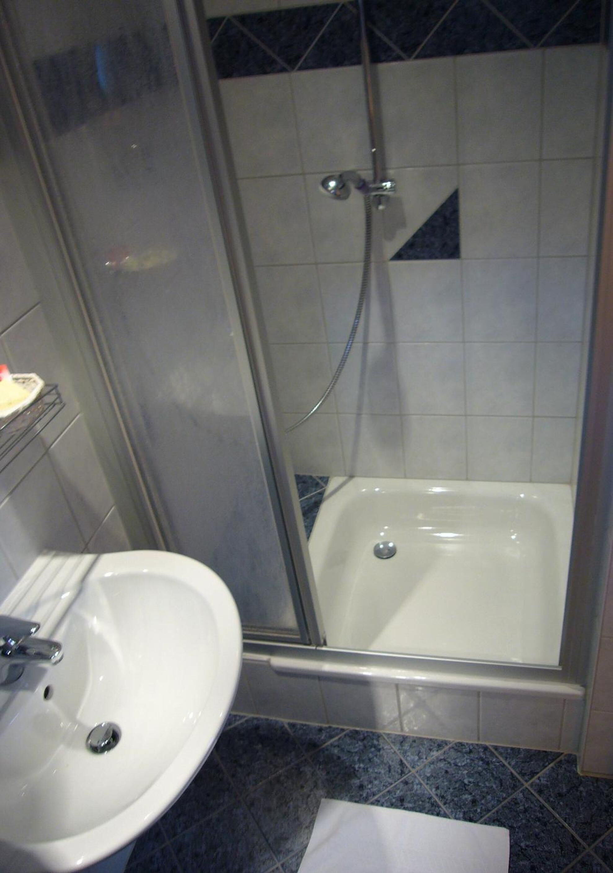 Dusche, kostenlose Toilettenartikel, Haartrockner, Handtücher