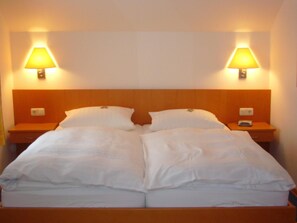 In-room safe, desk, blackout curtains, soundproofing - Hotel Deutsches Haus (Kaub)