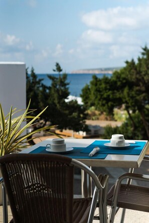 Outdoor dining - Hostal Aigua Clara (Formentera)