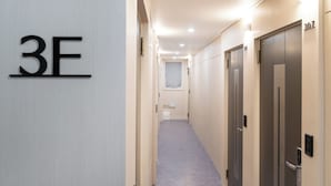 Un pasillo con un cartel que indica la habitación 3E a la izquierda.