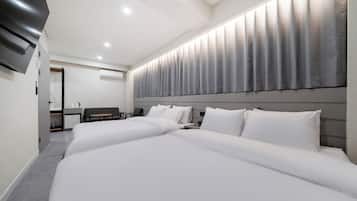 Family Room, 2 Queen Beds, Non-Smoking, City View, No Parking, Check-in after 8 PM