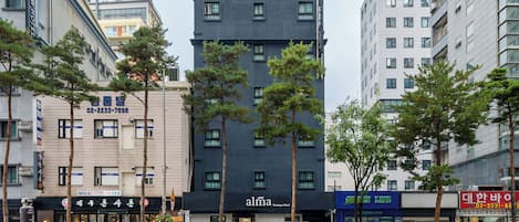 Vista frontal de la propiedad