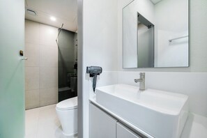 Family Room, 2 Queen Beds, Non-Smoking, City View, No Parking, Check-in after 6 PM | Kylpyhuone | Hiustenkuivaaja, kylpytakit, tohvelit, pyyhkeet