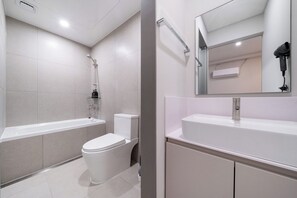 Premium Room, 1 Queen Bed, Non-Smoking, City View, No Parking, Check-in after 6 PM | Bathroom | Hair dryer, bathrobes, slippers, towels