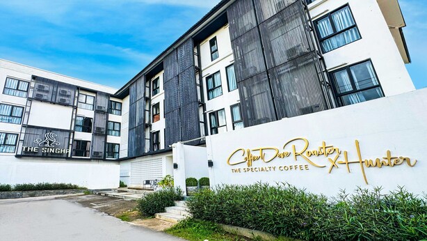 A modern building with a sign for 'Coffee Dave Roaster The Specialty Coffee X Hunter'. - Collection O The Singha Chiangmai Hotel (Chiang Mai)