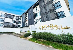 A modern building with a sign for 'Coffee Dave Roaster The Specialty Coffee X Hunter'. - Collection O The Singha Chiangmai Hotel (Chiang Mai)