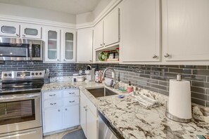 Fridge, microwave, stovetop, dishwasher