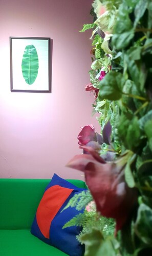 Decoración personalizada, muebles diferentes y cortinas blackout 