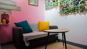 Kahden hengen exclusive-huone, 1 parisänky | Yksilöllisesti sisustettu, yksilöllisesti kalustettu, pimennysverhot