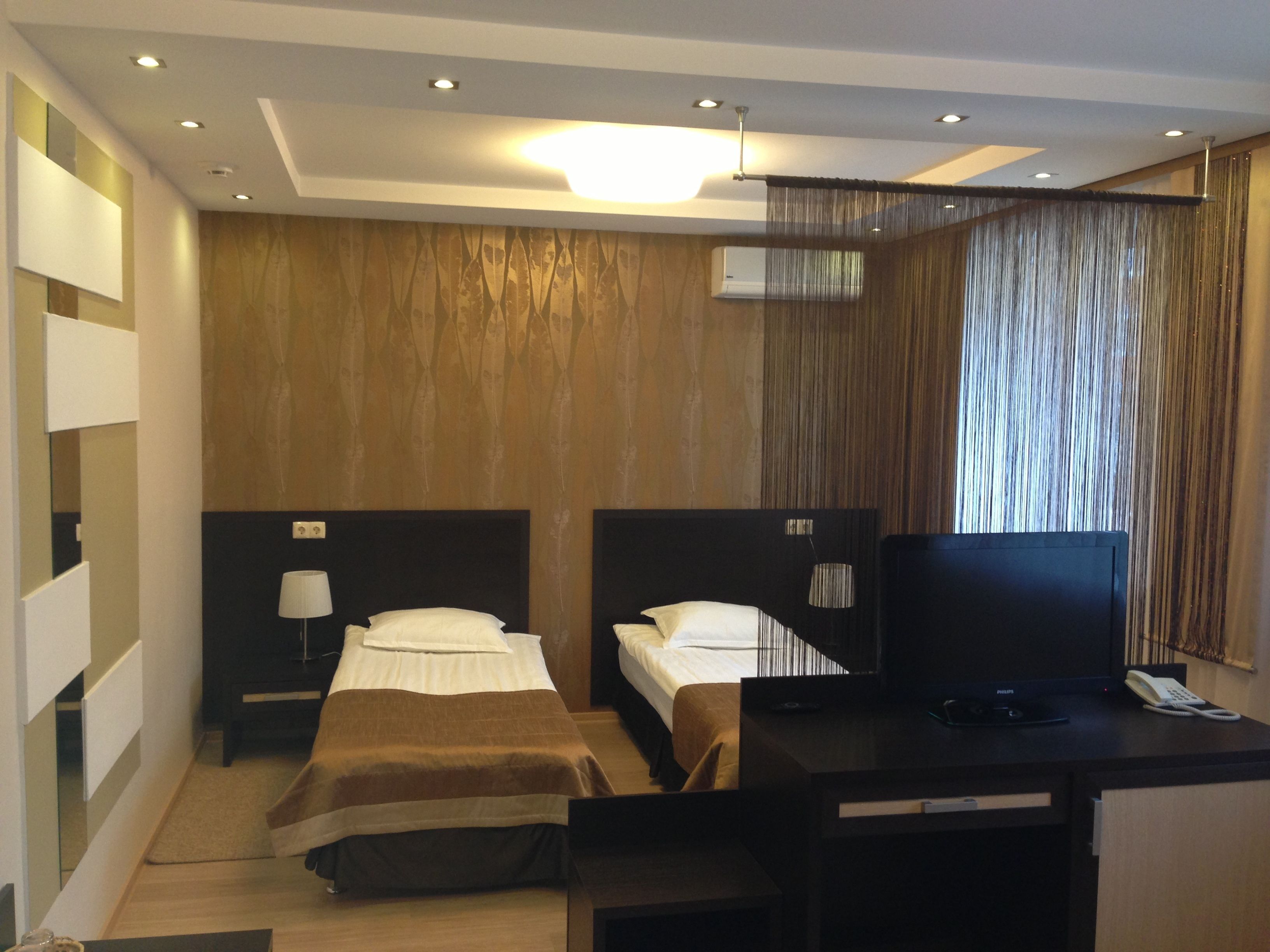 Kahden hengen comfort-huone (kaksi sänkyä) | Yksilöllisesti kalustettu, työpöytä, pimennysverhot, silitysrauta/-lauta