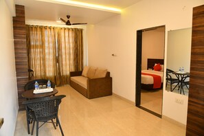 Superior Room, 1 Queen Bed, Non Smoking, Valley View | Living area - Hotel Royal Orbit (Jaoli)