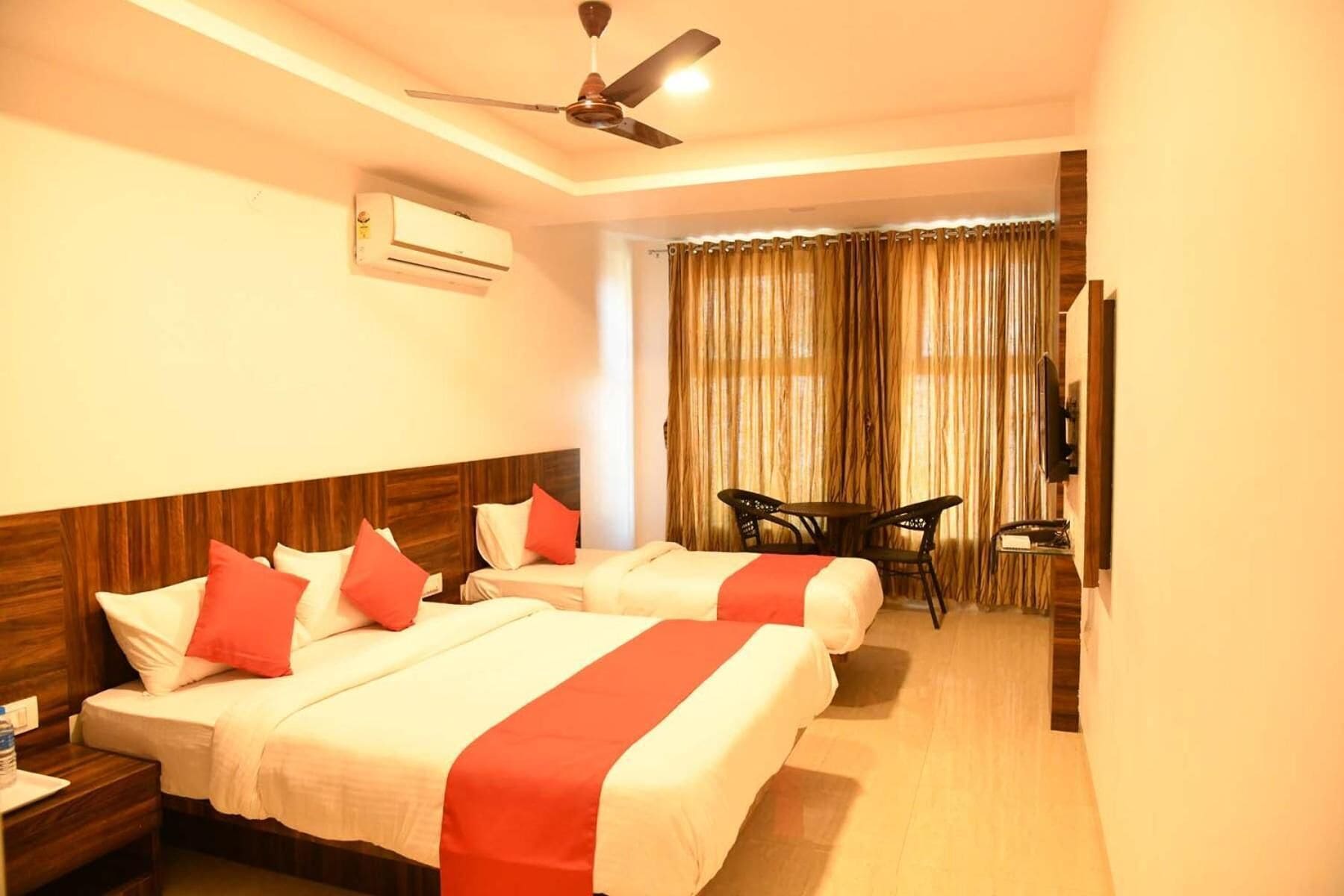 أغطية فراش متميزة وخزنة داخل الغرفة وبديكورات فريدة لكل غرفة