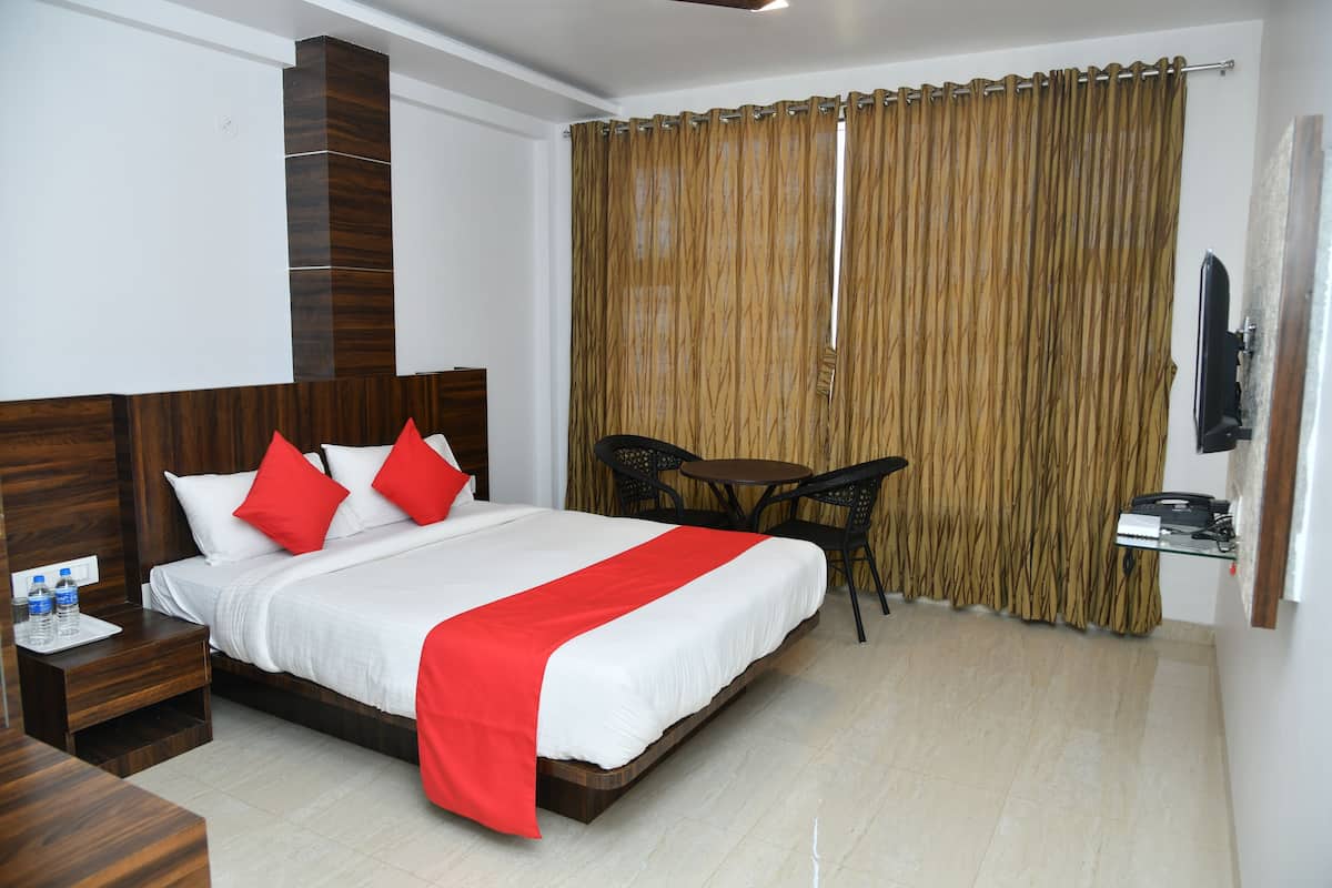 Premium bedding, in-room safe, blackout drapes, soundproofing