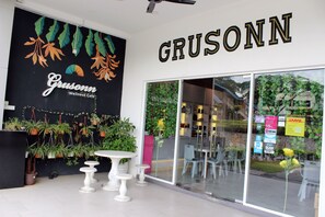 Outdoor dining - Puchong City Center Skypod Near LRT  (Puchong)