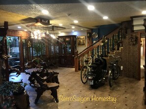 TV, Netflix, books, streaming services - Free breakfast included (Saigon)