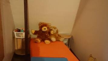 Free cots/infant beds, free WiFi