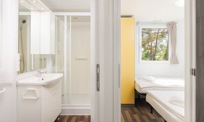 Holiday home Port 9 | Badkamer | Een douche, een haardroger, handdoeken