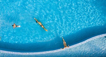 Una piscina al aire libre de temporada