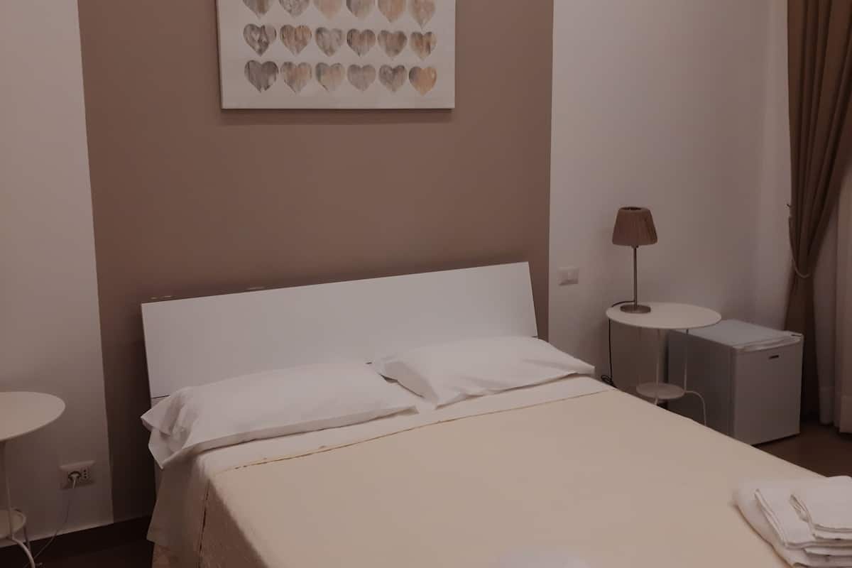 Classic Triple Room | Minibar, in-room safe, individually decorated, individually furnished