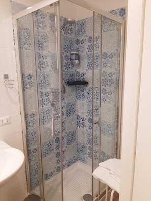 Family Quadruple Room, City View | Bathroom | Shower, free toiletries, hair dryer, bathrobes