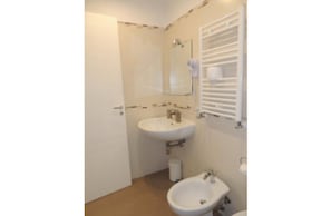 Classic Triple Room | Bathroom | Shower, free toiletries, hair dryer, bathrobes - B&B La Baia Di Partenope (Naples)