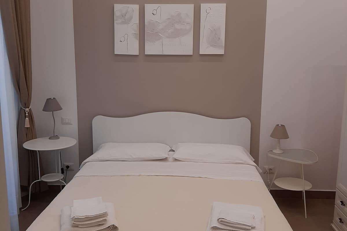 Basic Double Room | Minibar, in-room safe, individually decorated, individually furnished