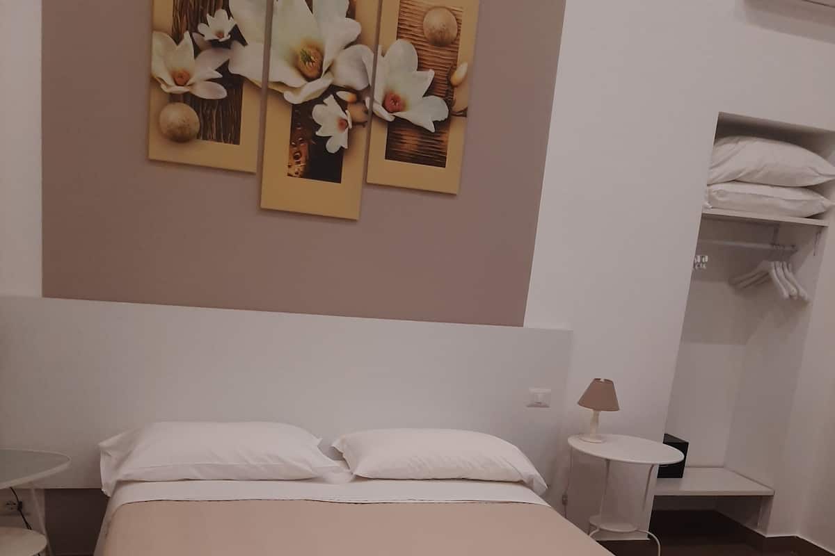 Deluxe Quadruple Room | Minibar, in-room safe, individually decorated, individually furnished