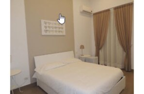 Classic Triple Room | Minibar, in-room safe, individually decorated, individually furnished - B&B La Baia Di Partenope (Naples)
