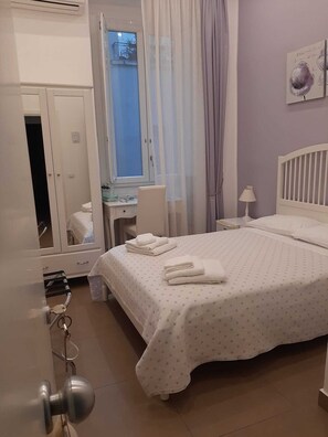 Basic Room, 1 Double Bed, Courtyard View | Minibar, in-room safe, individually decorated, individually furnished - B&B La Baia Di Partenope (Naples)