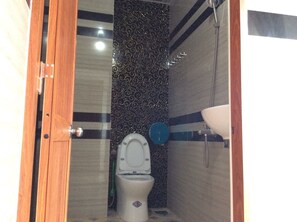 Shower, free toiletries, hair dryer, slippers - Ly Ly Hotel (Quy Nhon)