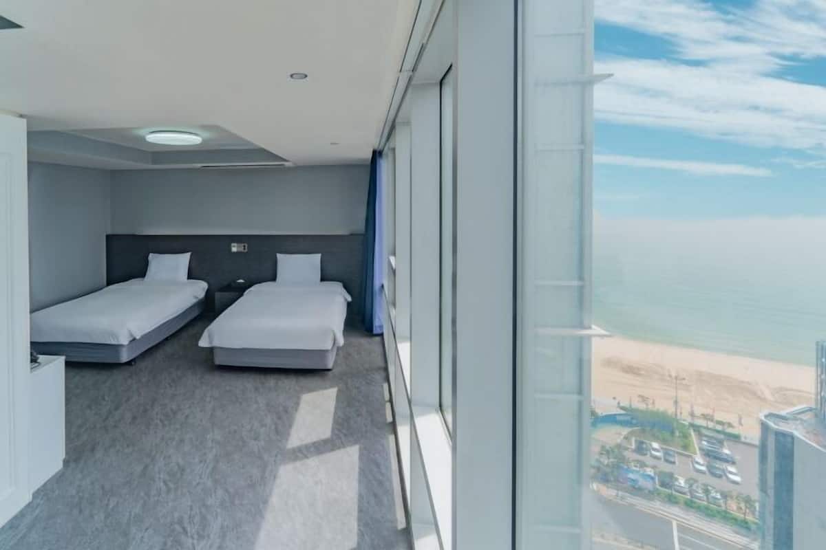 3 bedrooms, minibar, blackout curtains, soundproofing