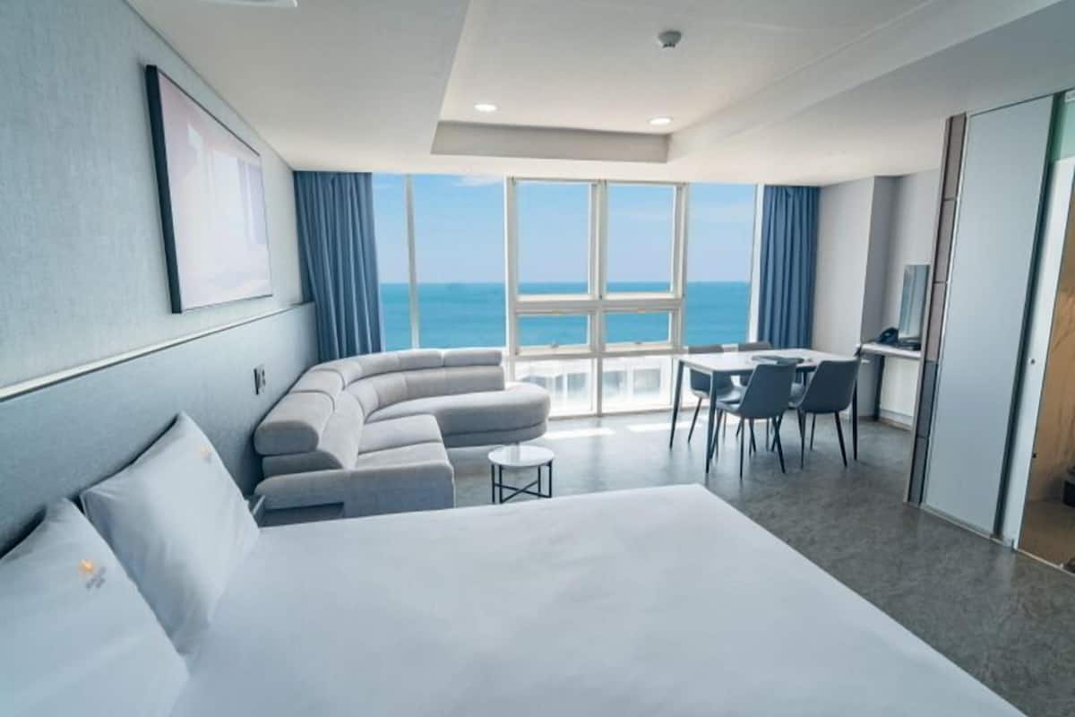 3 bedrooms, minibar, blackout curtains, soundproofing