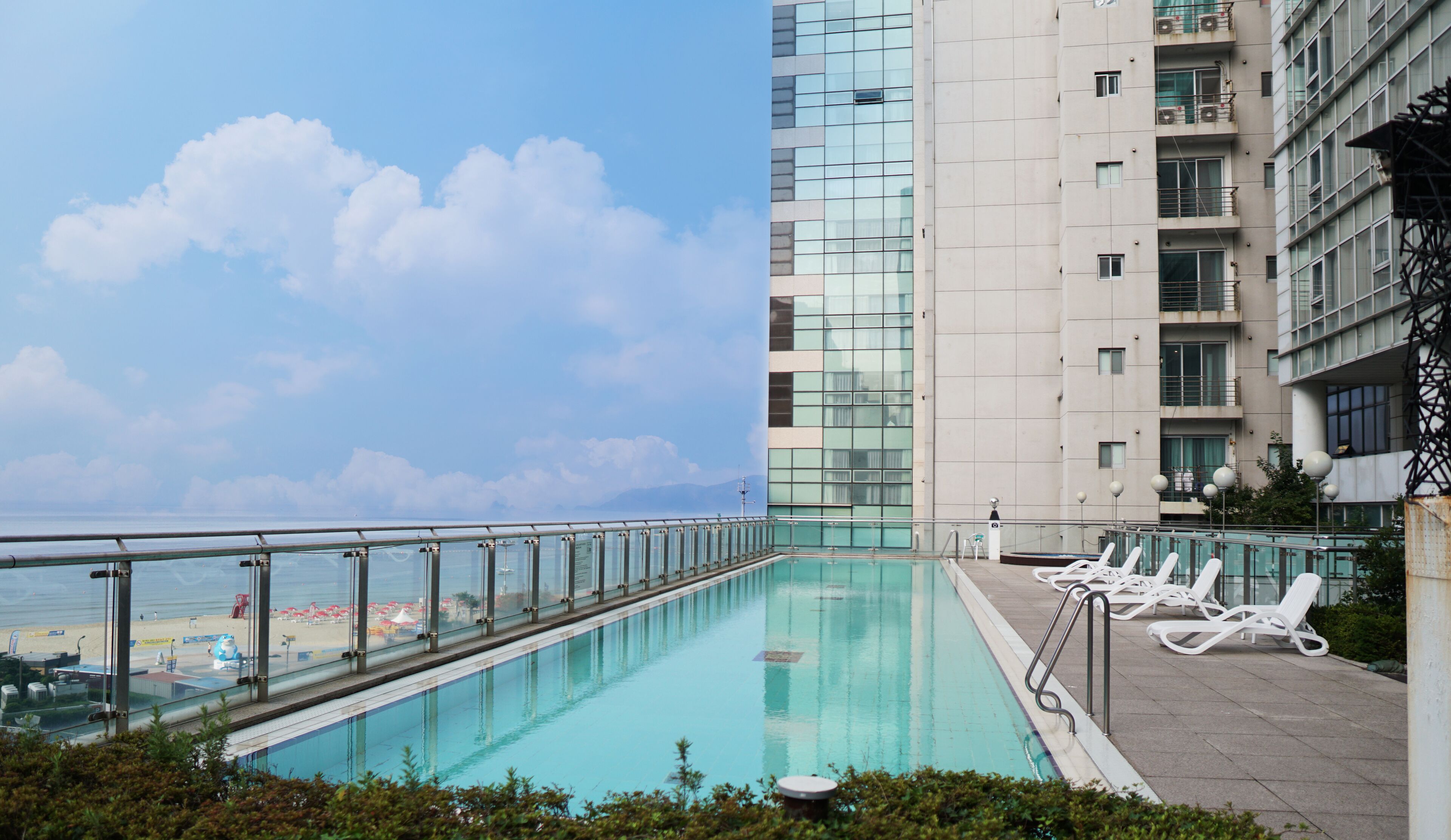 Kauden mukainen ulkouima-allas avoinna 10.00–19.00, aurinkotuoleja