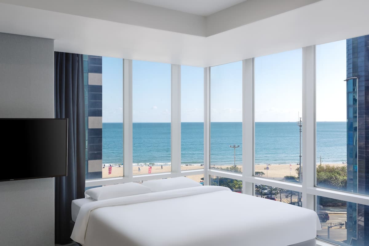 3 bedrooms, minibar, blackout curtains, soundproofing