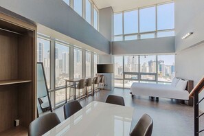  LCD 液晶電視、書籍、付費電影