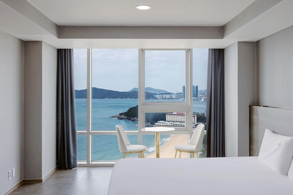 3 bedrooms, minibar, blackout curtains, soundproofing
