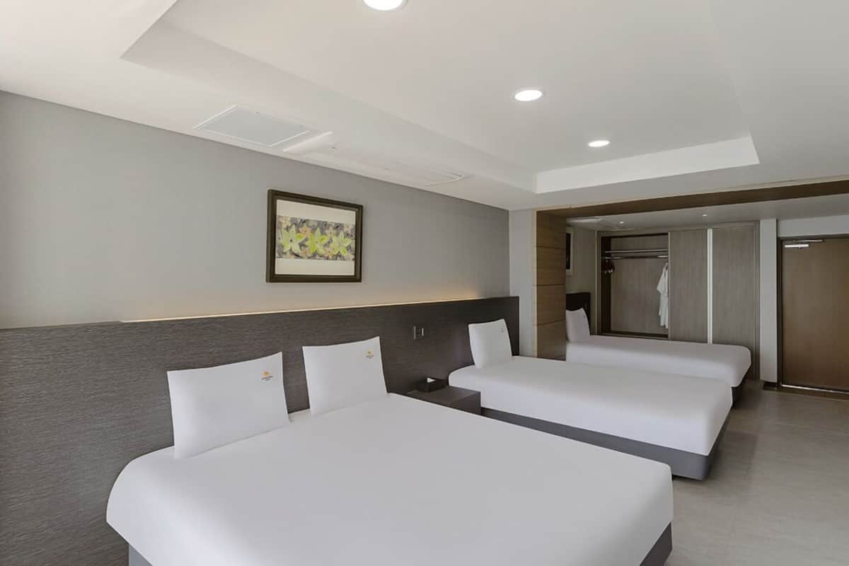 3 bedrooms, minibar, blackout curtains, soundproofing