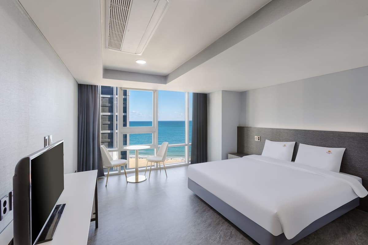 3 bedrooms, minibar, blackout curtains, soundproofing
