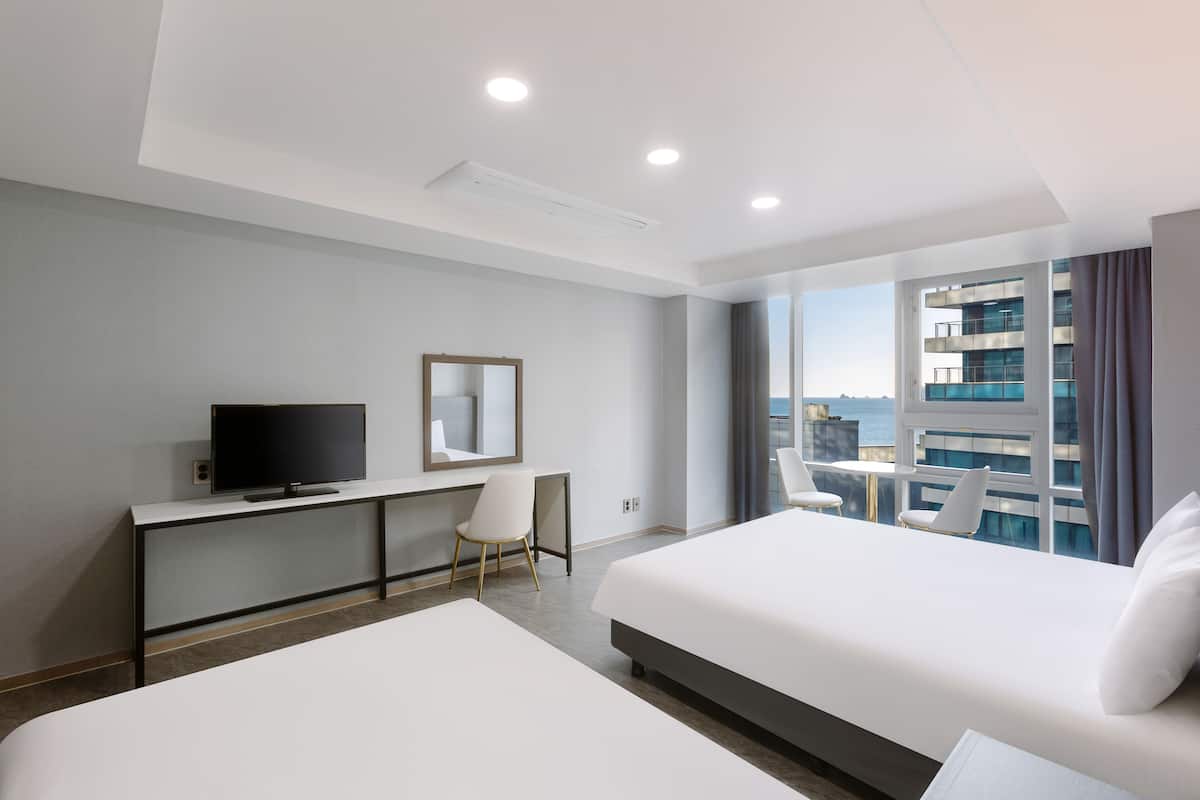 3 bedrooms, minibar, blackout curtains, soundproofing