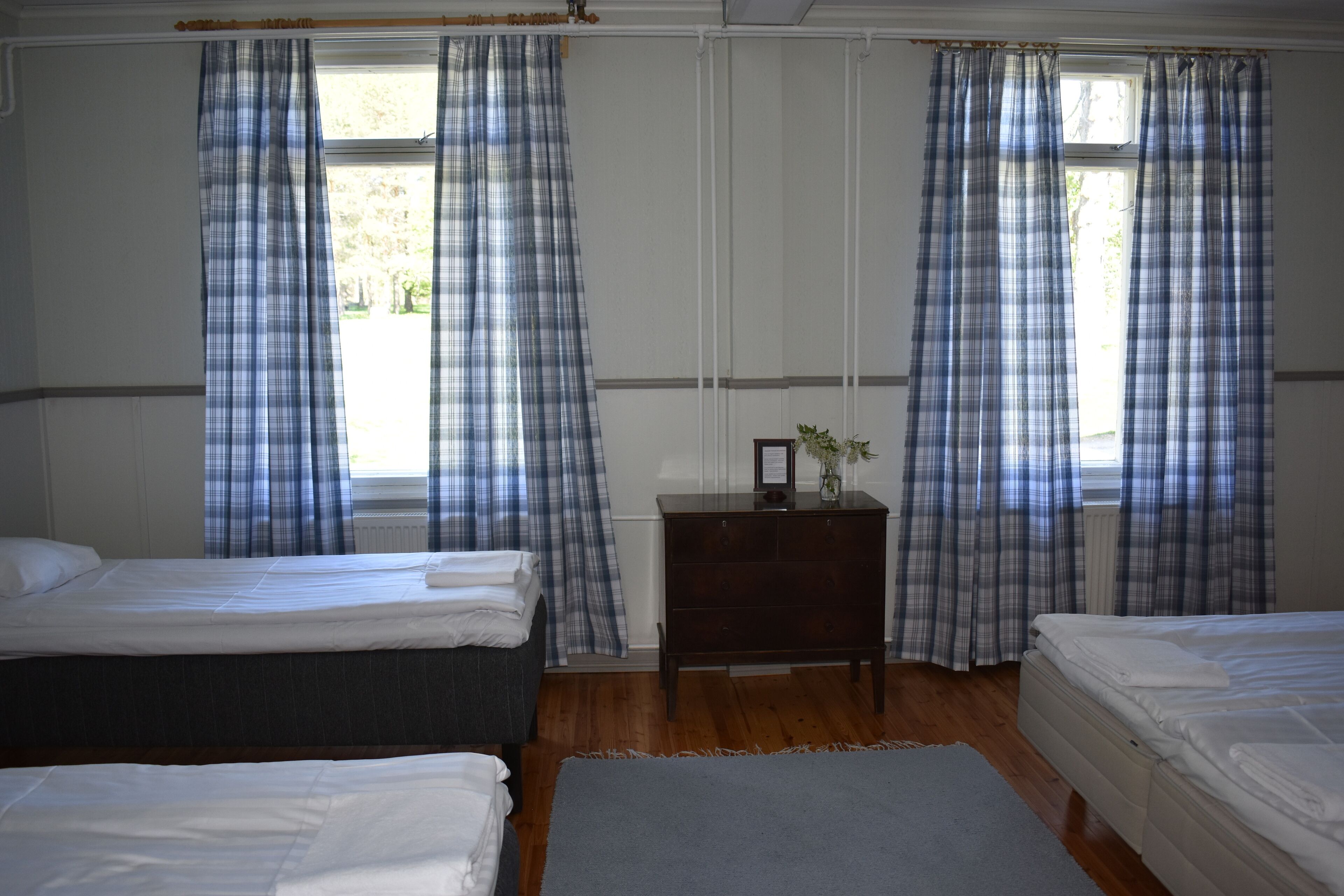 quadruple room, multiple beds, non smoking | bed sheets