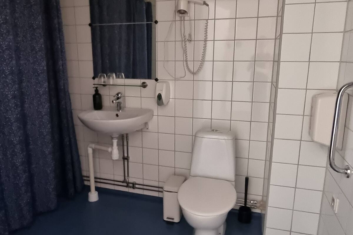 basic twin room | bathroom | shower, free toiletries, hair dryer, towels