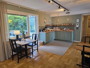 Café da manhã completo grátis todos os dias